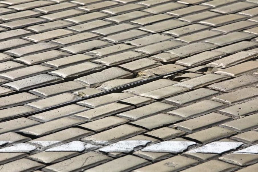 Маркировката върху жълтите павета в София се сваля с чук