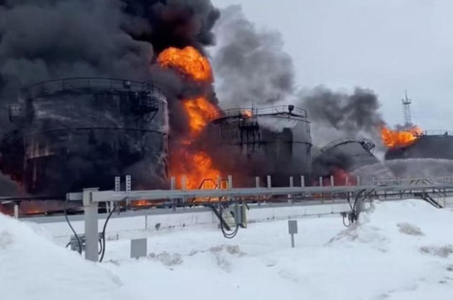 След украински атаки с дронове: Горят два петролни склада в Русия
