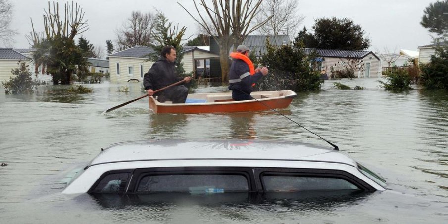 Пет жертви на бурята Моника във Франция, две деца се издирват