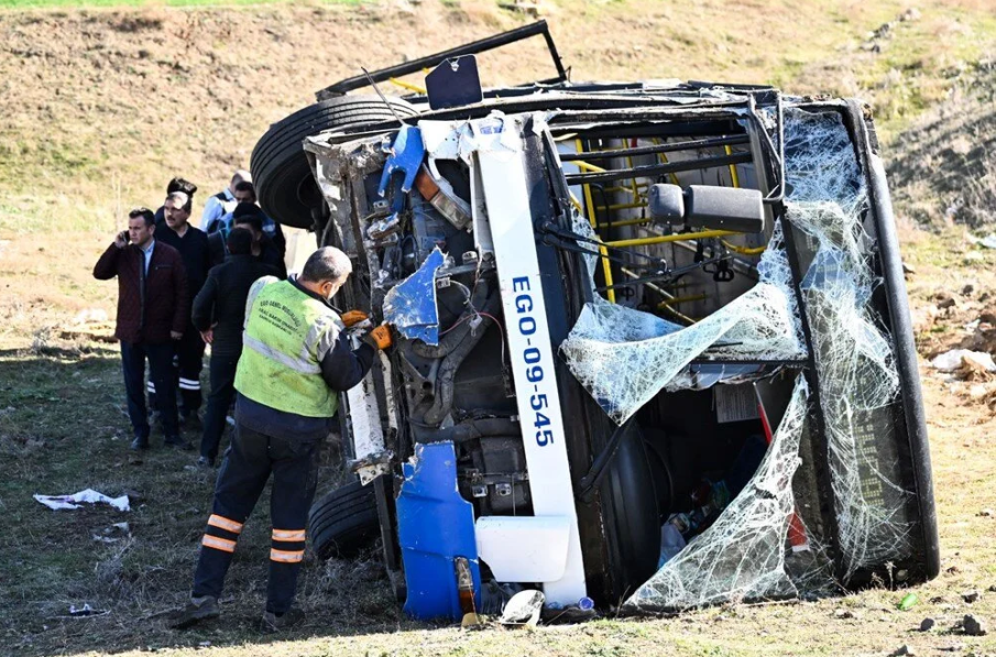 22-ма са ранени при тежка катастрофа с автобус в Турция