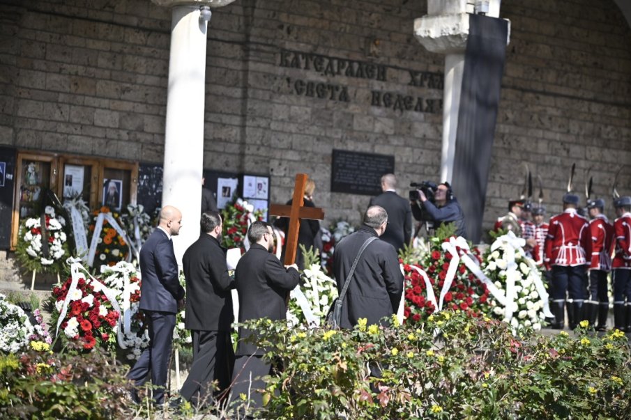 Траурен камбанен звън огласи София, погребаха патриарх Неофит в „Света Неделя“ (СНИМКИ)