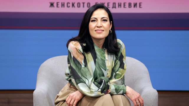 САМО В ПИК И РЕТРО: Овдовялата Деси Стоянова започна втора работа