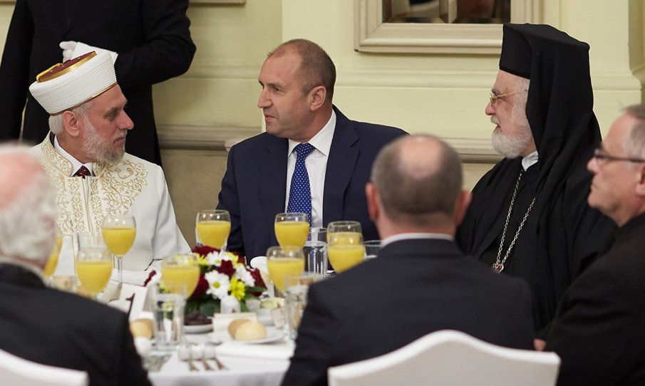 СЛЕД КОНСУЛТАЦИИТЕ: Радев дава вечеря в 5-звезден хотел