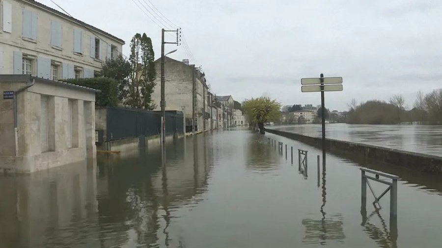 Седем души, сред които и деца, са изчезнали след наводненията във Франция (СНИМКИ)
