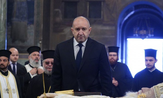 Политиците се поклониха пред тленните останки на патриарх Неофит - президентът Радев поднесе бели рози (СНИМКИ)
