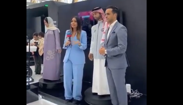 Първи случай на AI тормоз: Хуманоиден робот докосна по задните части репортерка по време на живо включване (ВИДЕО)