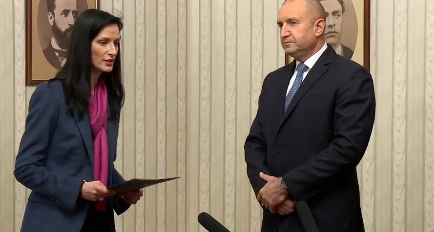 МЪЛНИЕНОСНО: Румен Радев подписа указа за избора на кабинета Габриел - топката е в парламента