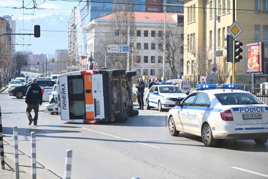Тежка катастрофа с линейка в центъра на София (СНИМКИ)