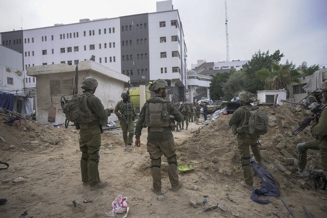 Израел заловил стотици бойци в болницата Аш Шифа в Газа