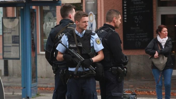 Германия задържа предполагаеми членове на ИД, готвели атака срещу шведския парламент