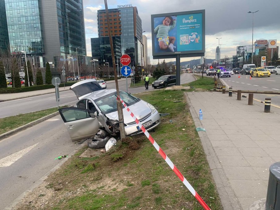 ПЪРВО В ПИК: Катастрофа на Цариградско шосе - Тойота отнесе улична лампа (СНИМКИ)