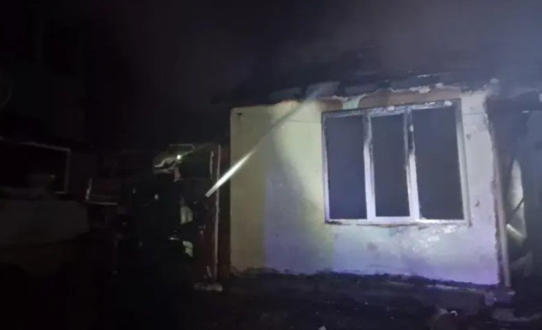 Две къщи изгоряха при голям пожар в Смолян (СНИМКИ)