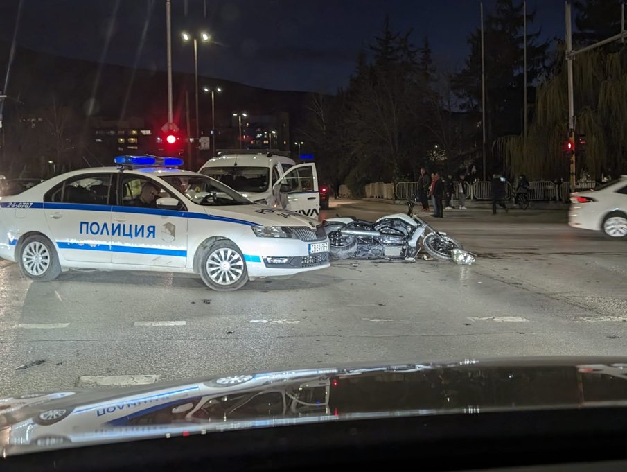 Тежка катастрофа между кола и два мотора в София (СНИМКИ)