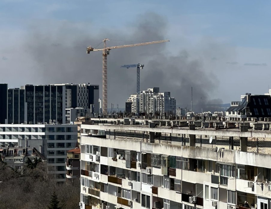Голям пожар във Варна, черният дим се вижда от целия град