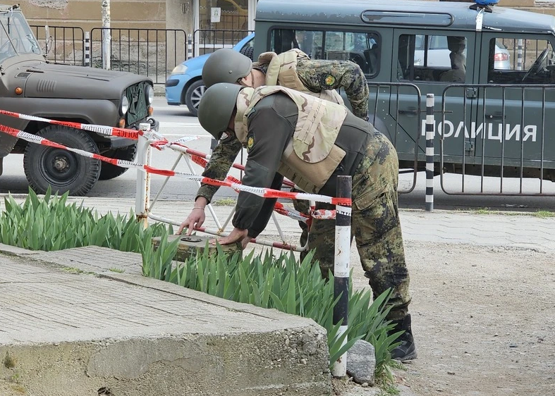 Сапьори прибраха корозиралата граната край магазин в Благоевград
