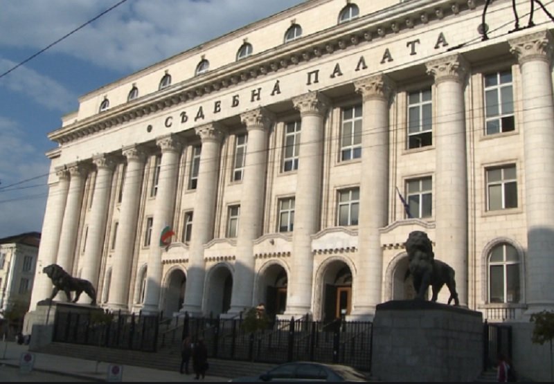 Адвокат осъди община София за 30 000 лева заради счупен крак от разлепена плочка
