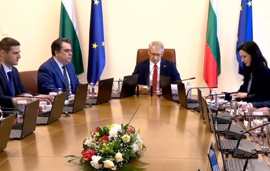 ПИК TV! Денков и Габриел рамо до рамо в Министерски съвет на едно от последните заседания на кабинета (ВИДЕО)