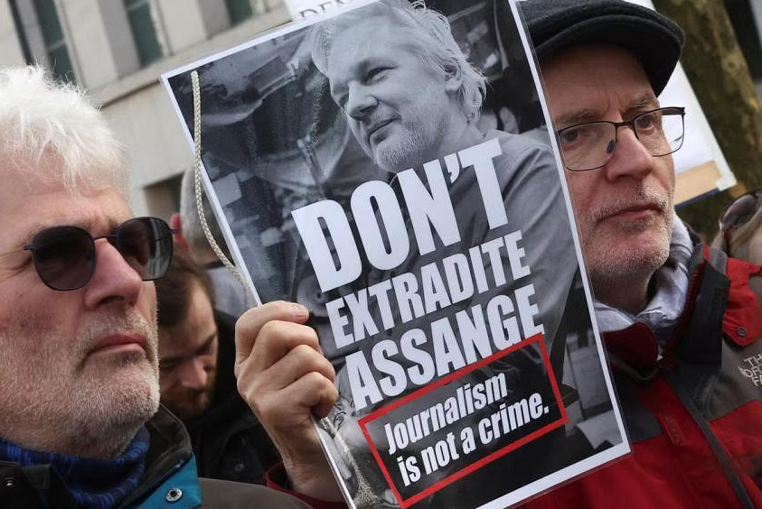 ОБРАТ: САЩ свалят обвиненията срещу Джулиан Асандж