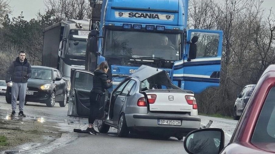 Тир и кола се помляха между Враца и Оряхово, има жертва