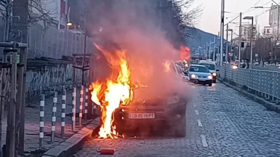 Джип избухна в пламъци в центъра на София (ВИДЕО)