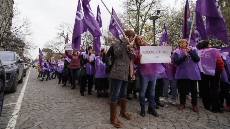 Здравните работници от образованието в София протестират под прозорците на Терзиев