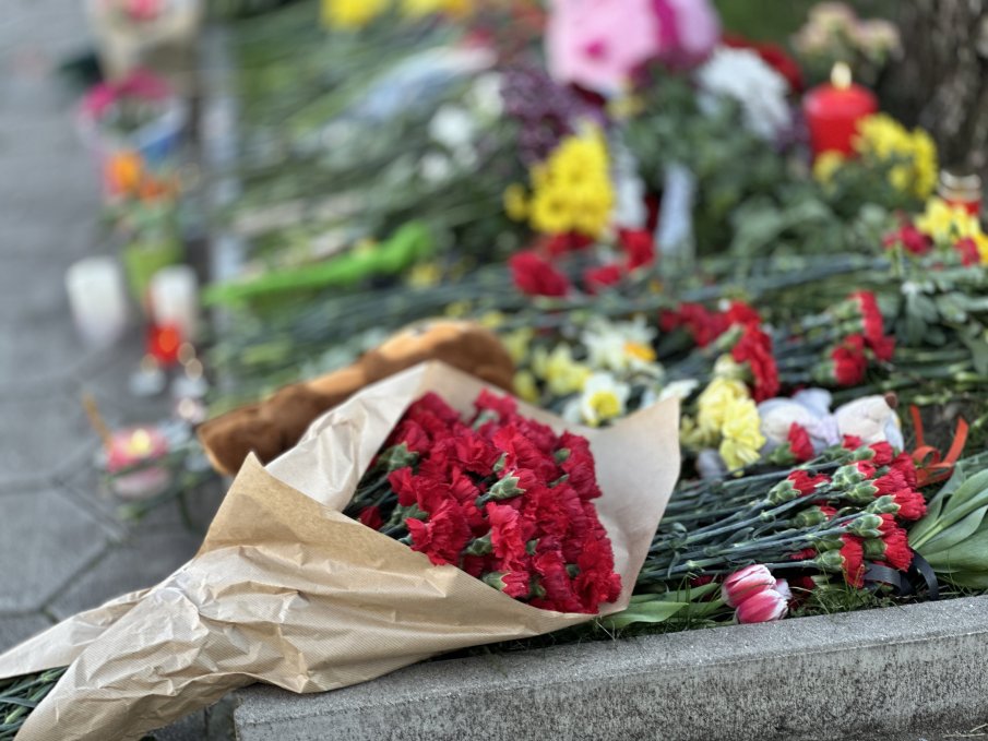 Българи се покланят пред руското посолство в София с цветя за жертвите от кървавия атентат в Москва (СНИМКИ/ВИДЕО)