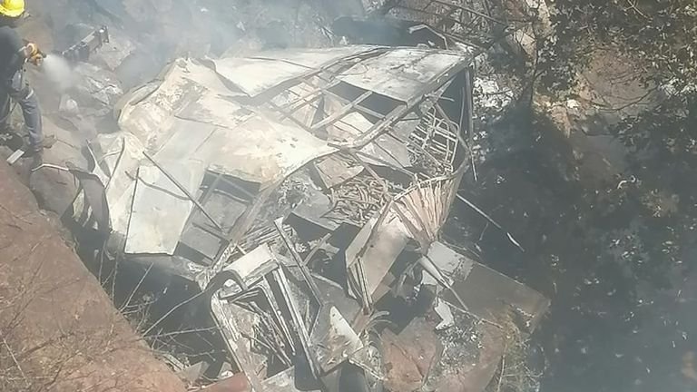 Автобус падна от 50-метров мост в ЮАР, 45 души загинаха (ВИДЕО)