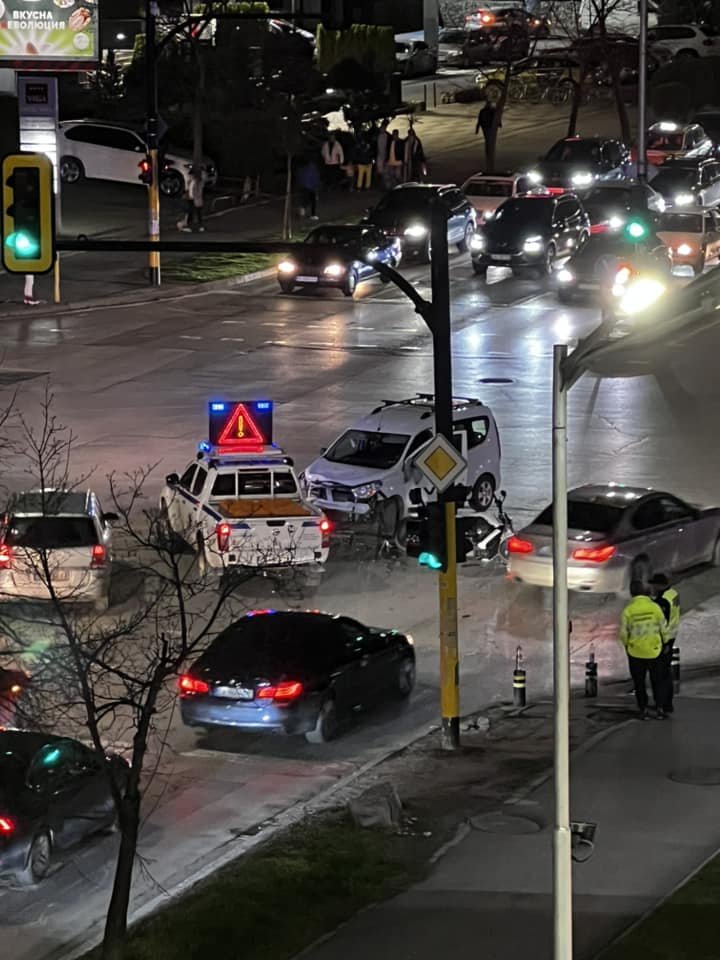 Кола и мотор се помляха на кръстовището при УНСС, трафикът е затруднен