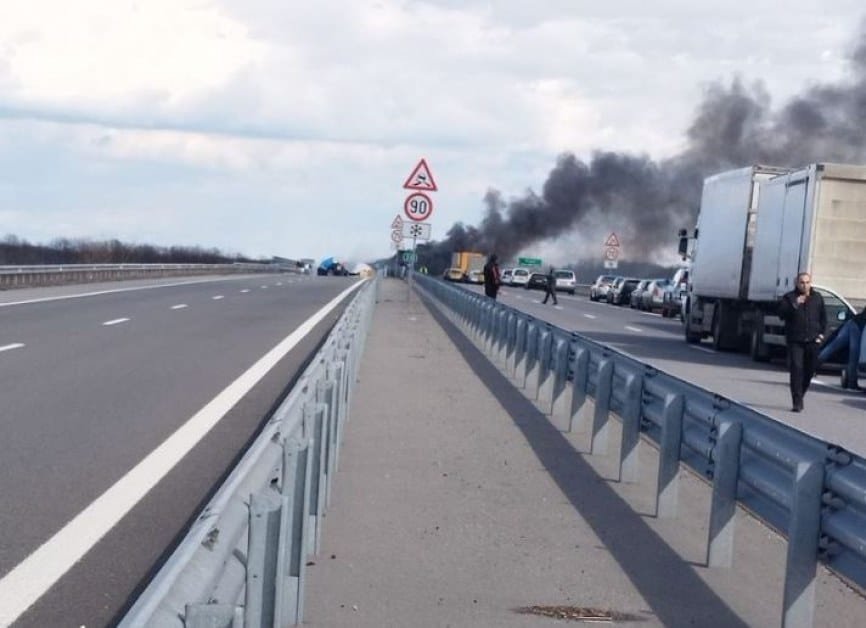 НОВ ИНЦИДЕНТ НА ПЪТЯ: ТИР се запали на магистрала „Тракия“, блокирано е движението