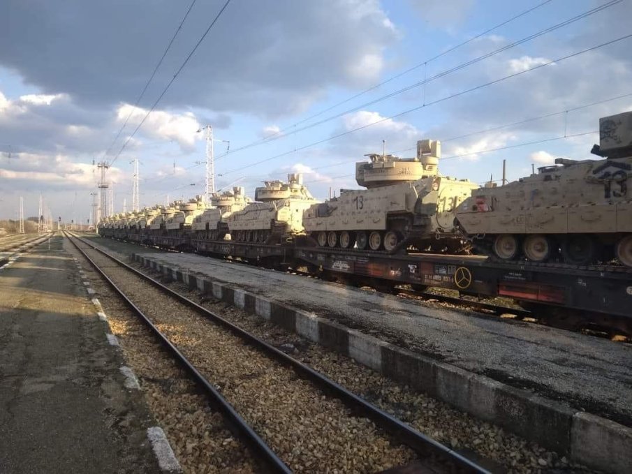ФОТОБОМБА: Тежка военна техника пътува с влакове за Украйна през България