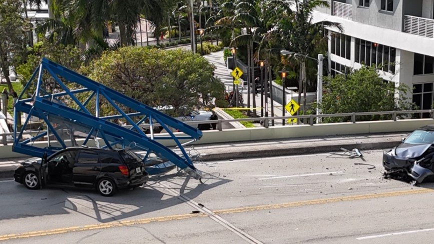 Кран се стовари на мост в Южна Флорида - един е загинал и двама са в болница