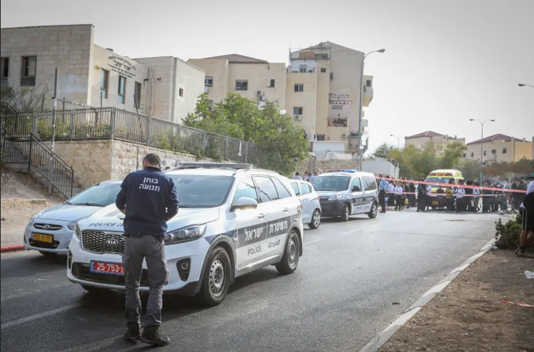 Арабин вряза колата си в полицейско заграждение край Тел Авив, ликвидираха го на място