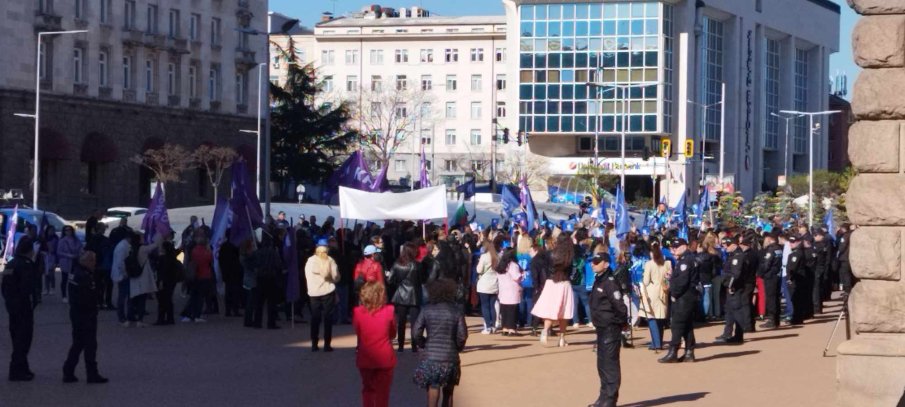 ПИК TV: Протест за заплати изпраща Денков в последния му премиерски ден (ВИДЕО/СНИМКИ)