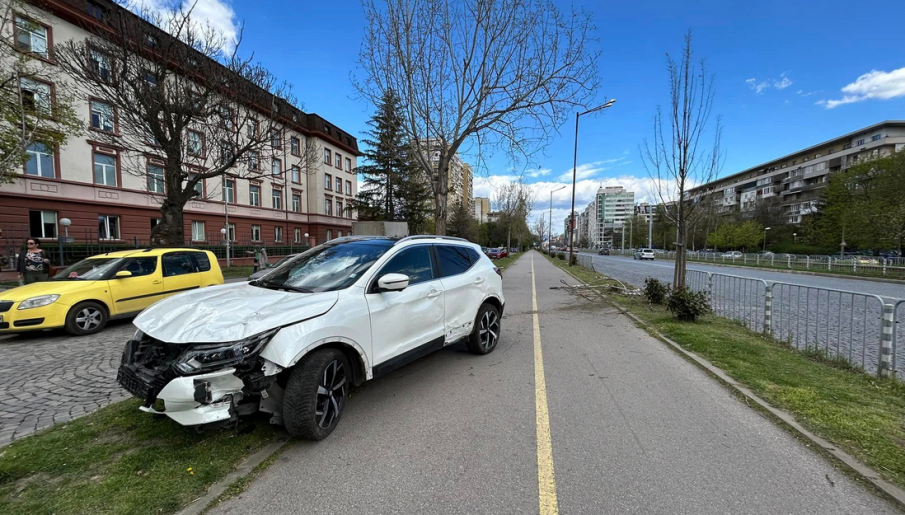 Дипломатическа кола се заби в ограда пред Софийския районен съд