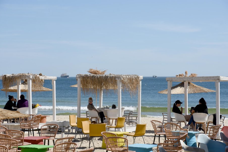 Топлото време в края на септември напълни плажа в Бургас