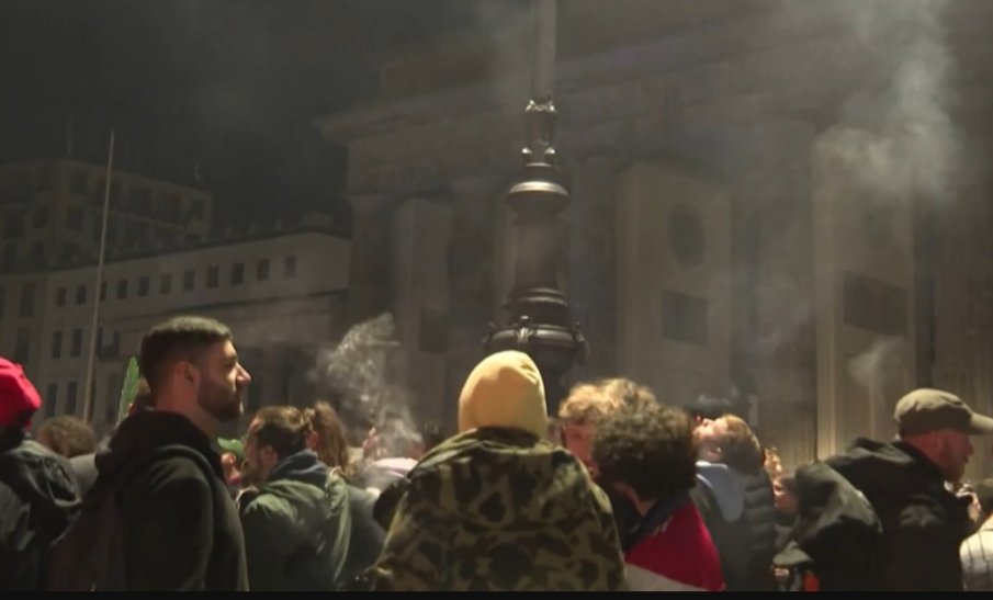 Напълно легално: 1500 души пушиха канабис в Берлин