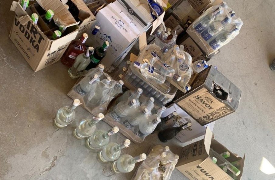 Полицаи и митничари конфискуваха над 200 литра алкохол в монтанско село