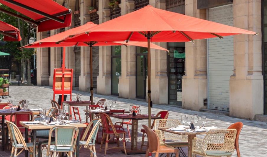 Ресторантьори в Испания таксуват допълнително клиентите си за места на сянка