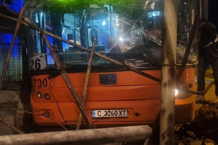 Автобус на градския транспорт се заби в ограда на къща в София