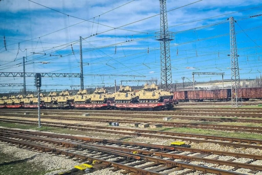 Влакове с американски и британски танкове за Украйна пресичат България
