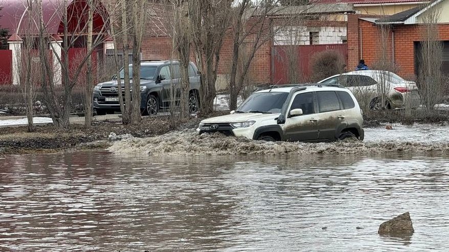 ИЗВЪНРЕДНО ПОЛОЖЕНИЕ: Язовирна стена потопи руския град Орск (ВИДЕО)