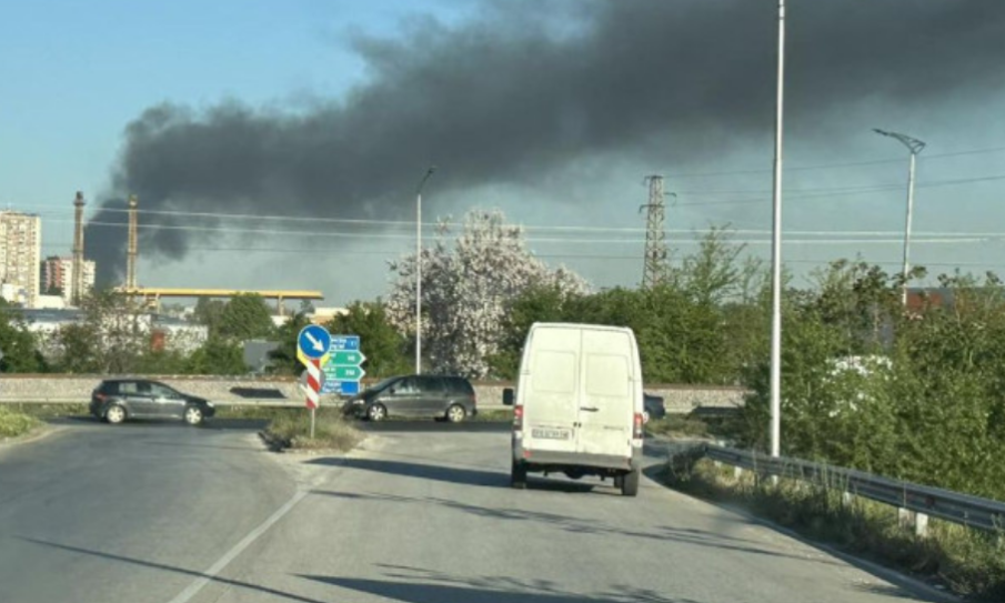 Гъст черен дим се изви над част от Пловдив
