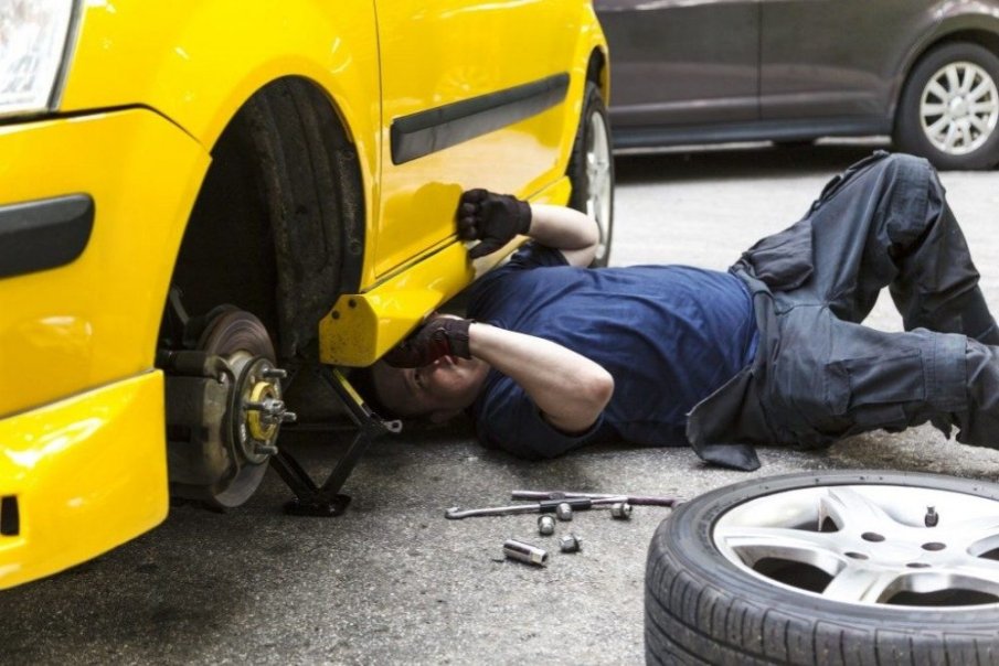СТРАШНО НЕЛЕПО: Млад мъж загина, затиснат от автомобила си, докато го ремонтира в дома си