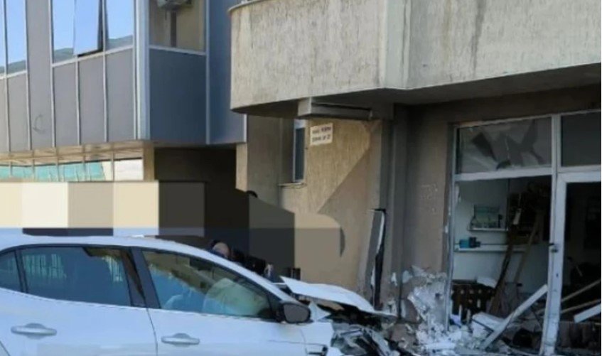 Кола се вряза във фризьорски салон до метростанция в София