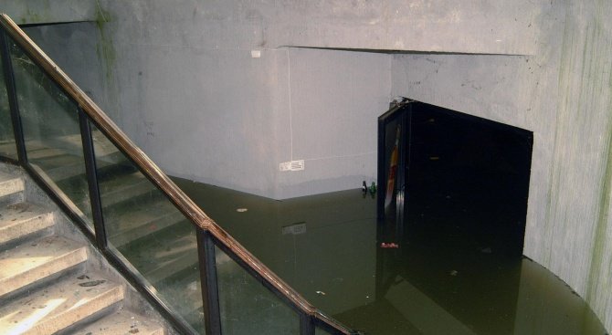 НЕПОНОСИМА СМРАД: Мазета в блок в Перник се пълнят с фекални води