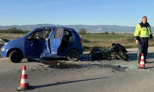 Моторист се разби в автомобил в района на Шумен