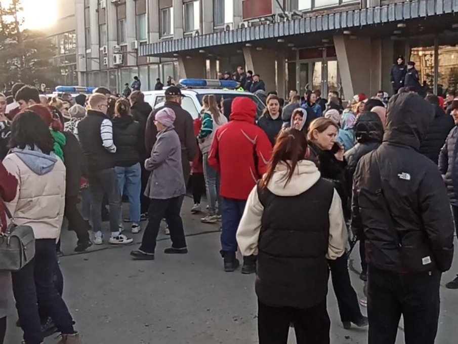 Путин, помогни ни!: Протест в Орск след наводненията, освиркаха кмета