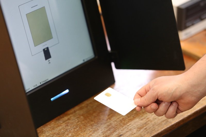Търсят ИТ специалисти за удостоверяването на машините за гласуване