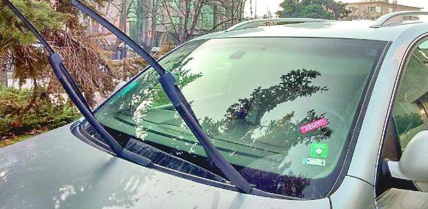 Война за паркиране в София - счупени чистачки и сплашващи бележки