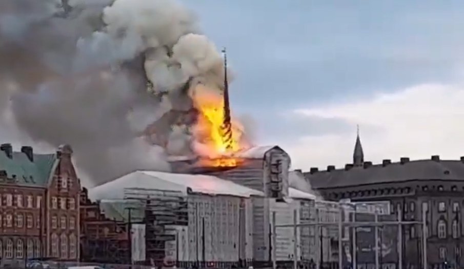 Пламна историческа сграда в Копенхаген (ВИДЕО)
